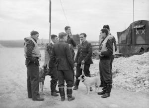 Spitfire_pilots_of_No._19_Squadron_RAF_gather_at_Manor_Farm,_Fowlmere,_near_Duxford_in_Cambridgeshire,_September_1940._CH1370